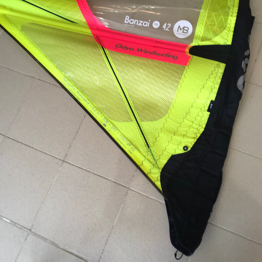 Goya Banzai Pro 4.2 2021 - etiqueta Banzai 42 MB y logo Goya Windsurfing
