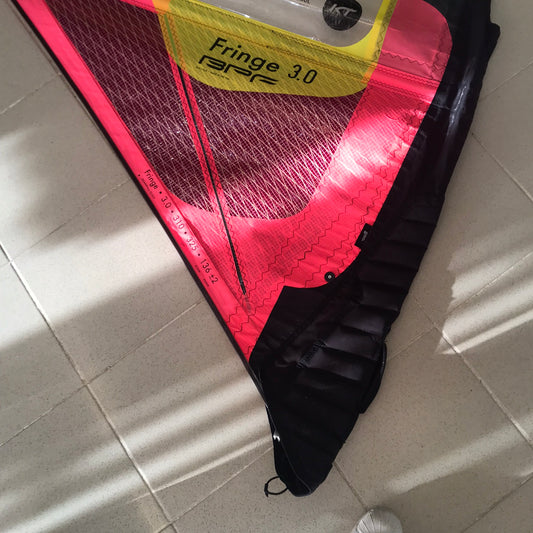 Goya Fringe 3.0 2018 - detalle ventana monofilm y logo Goya Windsurfing