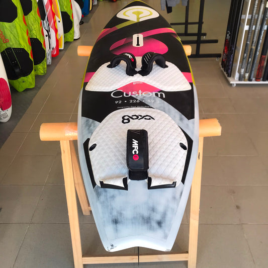 Goya Custom Thruster 92L - Detalle logo Custom 92 226 59.3