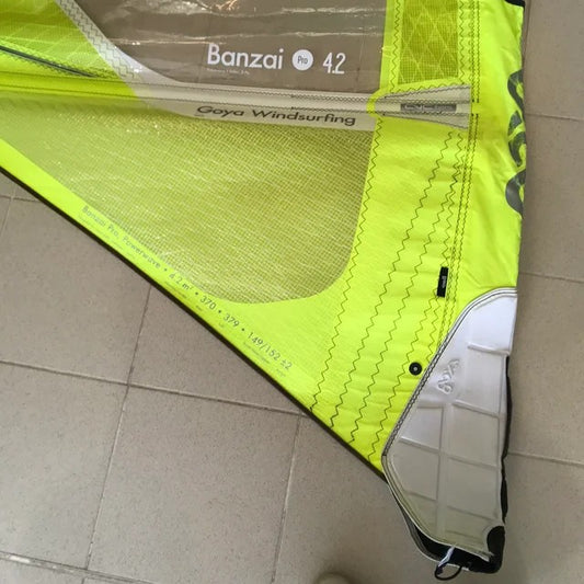 Goya Banzai Pro 4.2 2023 - detalle ventana monofilm y pie de mástil