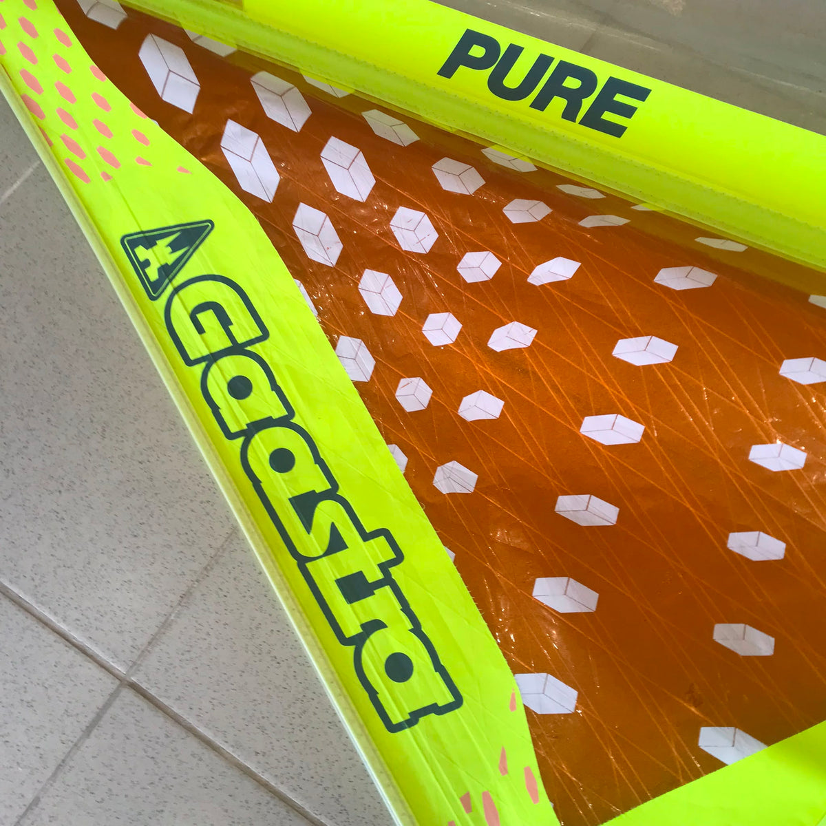 Gaastra Pure 4.8 2019 - detalle tejido naranja con marcas de uso