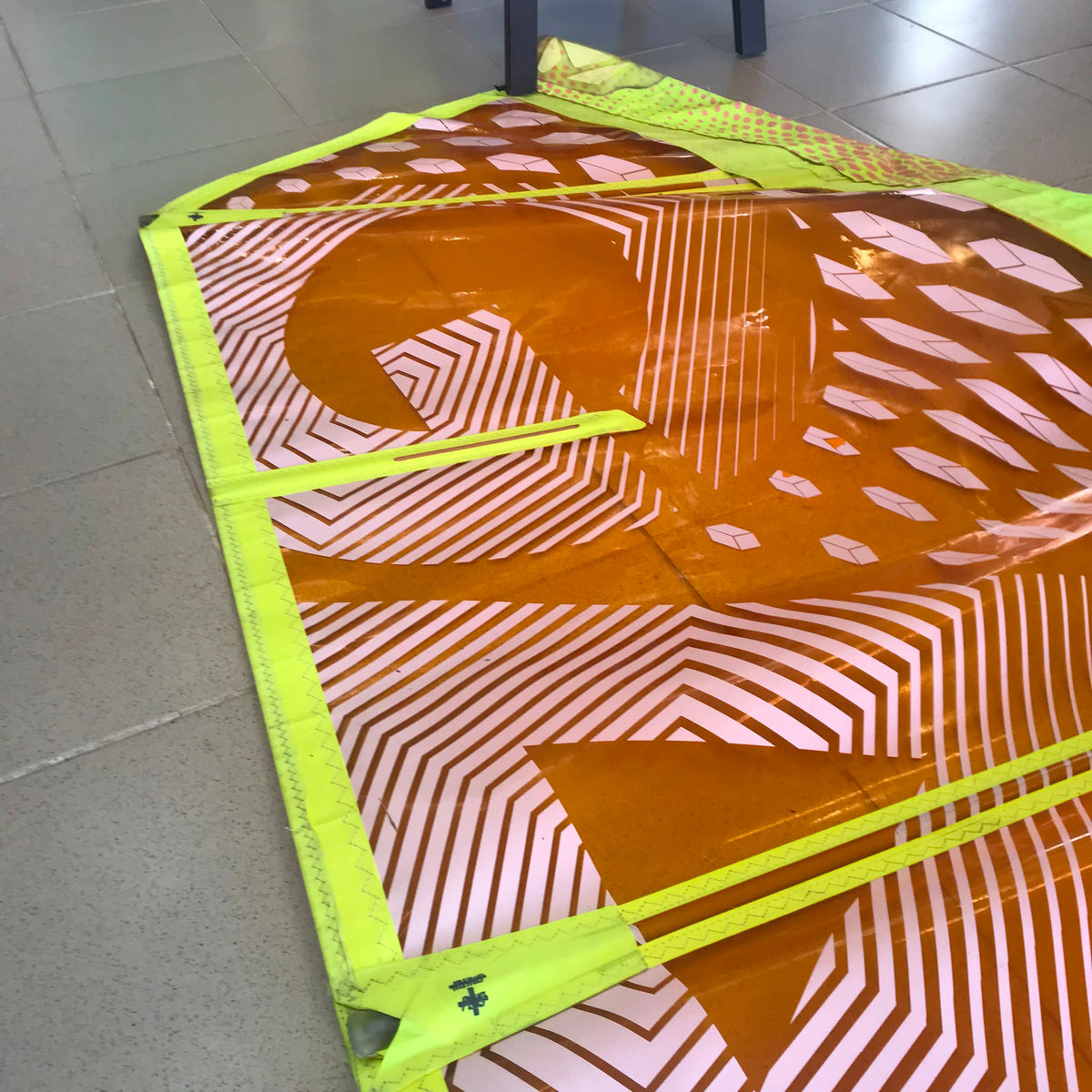 Gaastra Pure 4.8 2019 - detalle logo Gaastra Pure en luff amarillo
