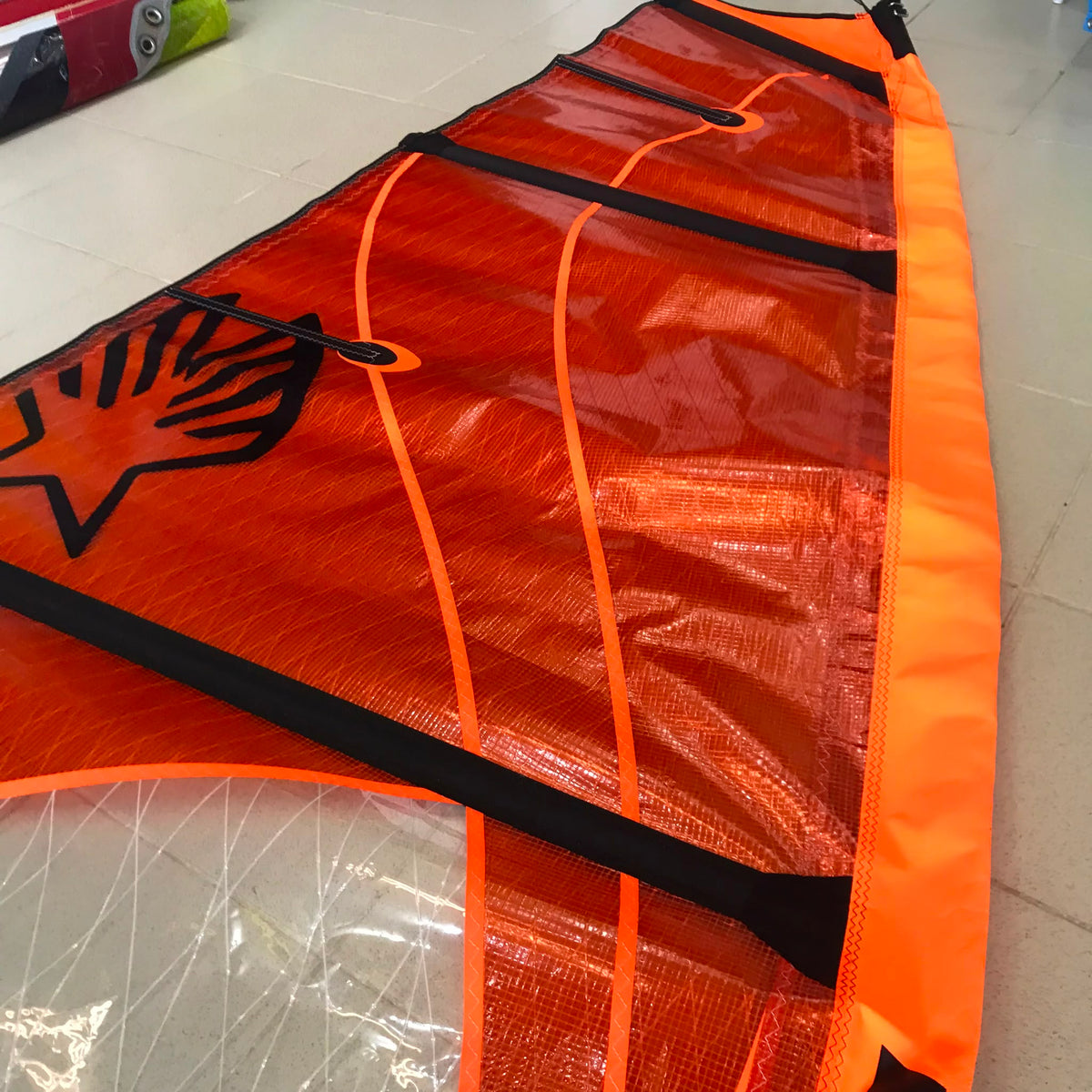 Ezzy Wave 4.0 2023 - detalle tejido naranja y costuras